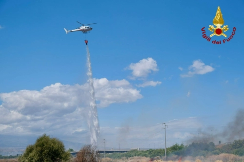 Catania, brucia la zona Sud: le operazioni di spegnimento 