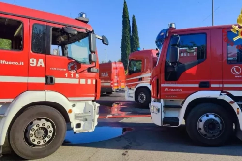Auto della polizia in fiamme a Palermo: due agenti in ospedale 