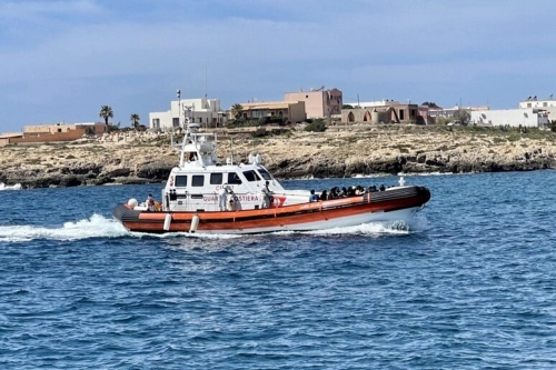 Si gettano in mare per chiedere aiuto: dispersi tre migranti