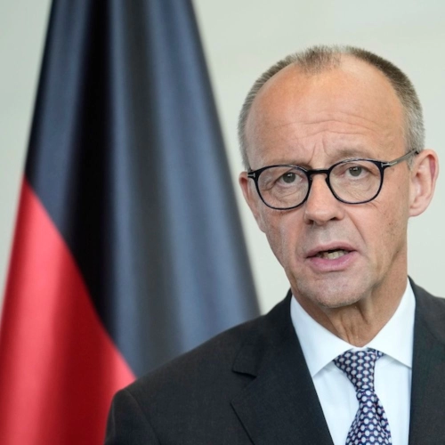 La Germania sospende parzialmente l'invio di armi ad Israele
