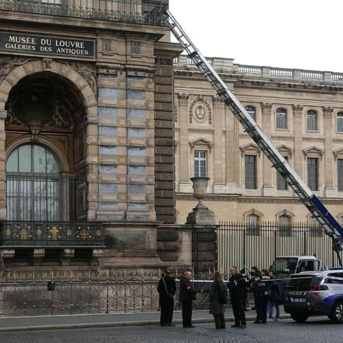 Louvre: trafugati i gioielli della corona