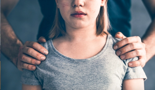 Abusi sessuali e violenze in famiglia, minorenne denuncia tutto al Telefono Azzurro