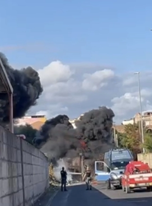 Incendio di rifiuti in via Acquicella Porto