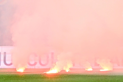 Fumogeni nel settore ospiti dello stadio 