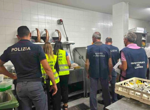 Catania: chiuso ristorante al centro, trovate blatte e un topo morto