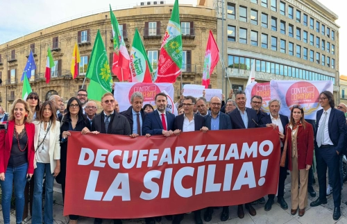 Palermo, scoppia la protesta delle opposizioni: 